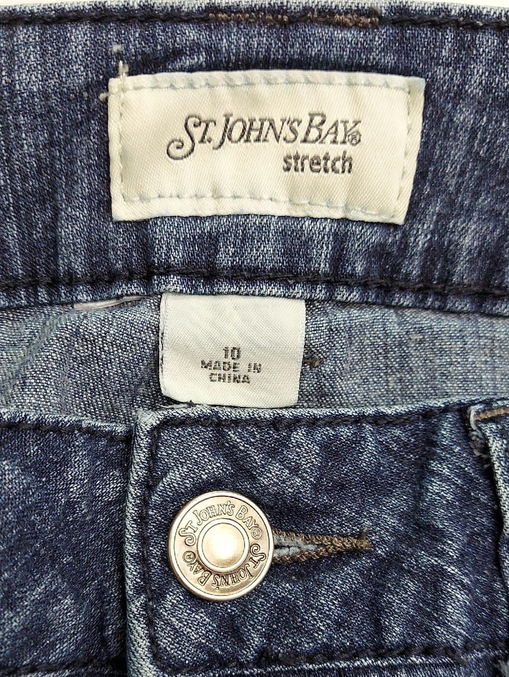 St. John's Bay Women's Comfy Stretch Medium Blue Jean Shorts, Pockets, Size 10 - Picture 4 of 7